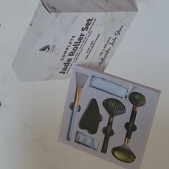 NIB LEXI WHITE BEAUTY COMPLETE JADE ROLLER SET, GUA SHA, FACIAL BRUSH, ETC. - Picture 1 of 4